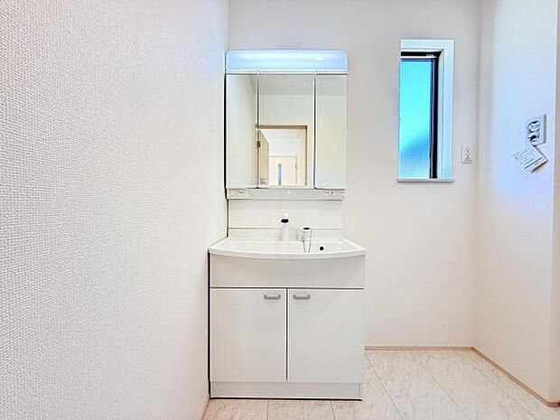 洗面化粧台です。朝の身支度から1日が始まります。