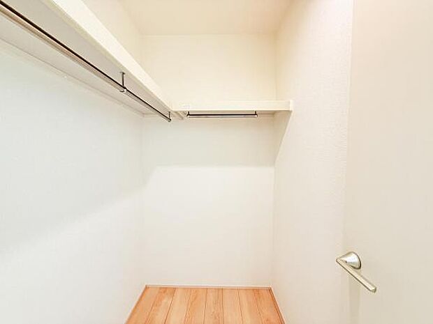 ウォークインクローゼットがあり収納スペースも豊富。季節物もスッキリ片付きそうです。