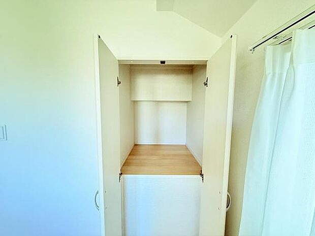 いつでもお部屋をスッキリお使い頂ける収納スペースを設置。