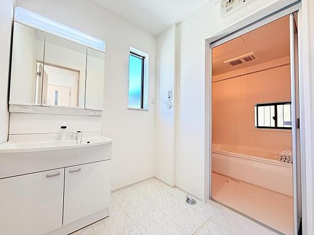 脱衣所は小さなお子様がいるご家庭にも重宝されます。