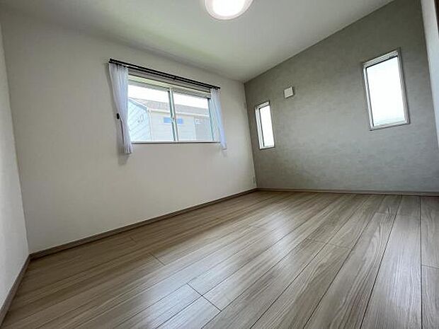 明るい広々とした主寝室でご家族ゆっくりお休みになれますね。