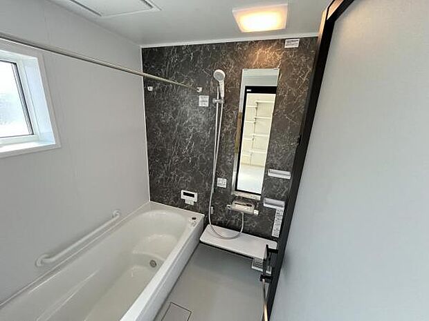 お洗濯にも重宝する浴室乾燥機付き。寒い時期もいつも温かいお湯に浸かれる追い焚き機能付きです。