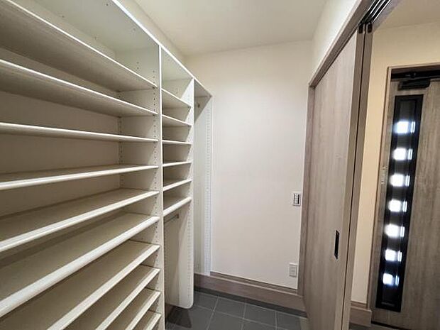 玄関がいつも片づくシューズインクローゼットがあります。