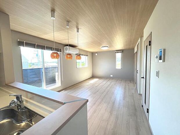 お食事中もキッチンと会話が楽しめるダイニングスペース。