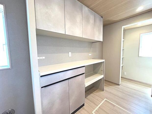 キッチンにはカップボードを設置