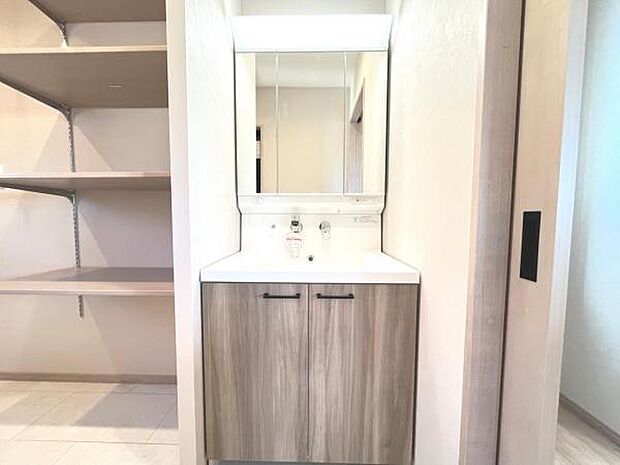 洗面化粧台です。朝の身支度から1日が始まります。