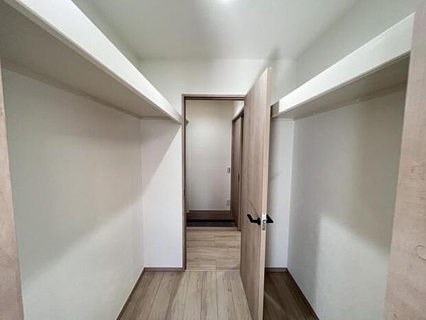 ウォークインクローゼットがあり収納スペースも豊富。季節物もスッキリ片付きそうです。