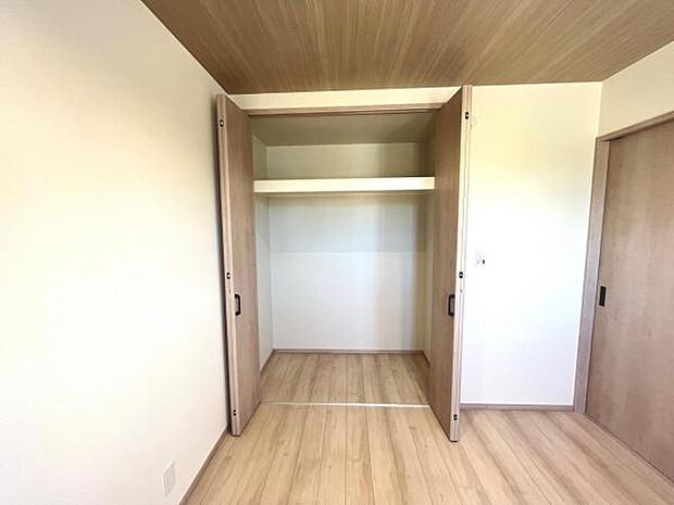 枕棚とハンガーパイプの付いたクローゼットです。