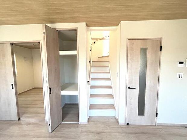 リビングイン階段に収納スペース