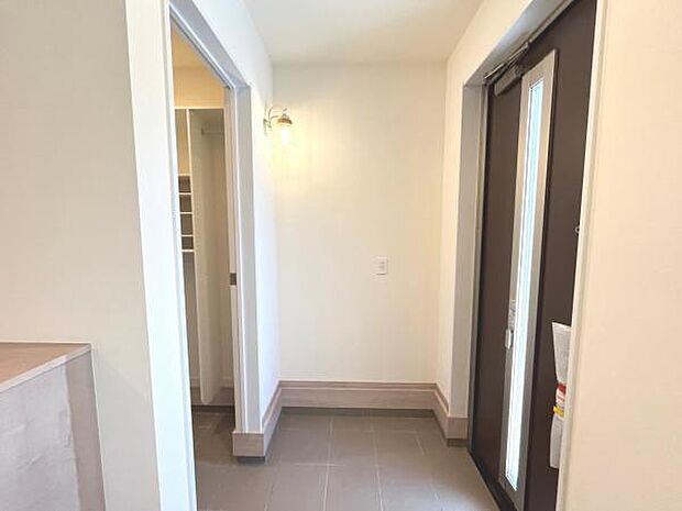 綺麗で明るい玄関でお客様をお迎えいただけます。