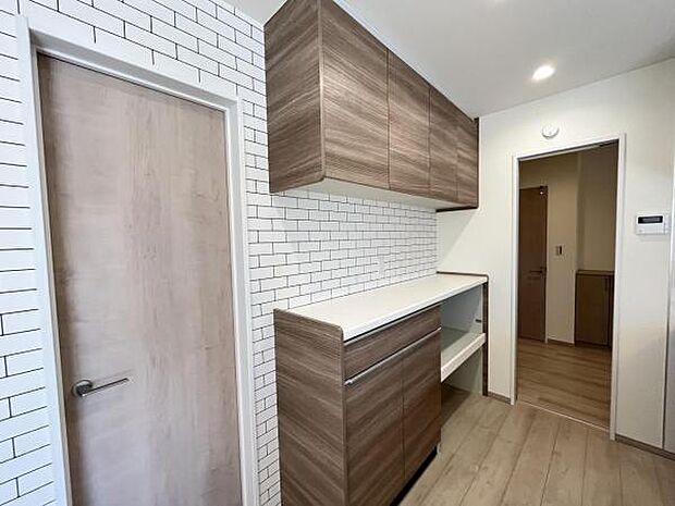 キッチンスペースにはカップボードを設置