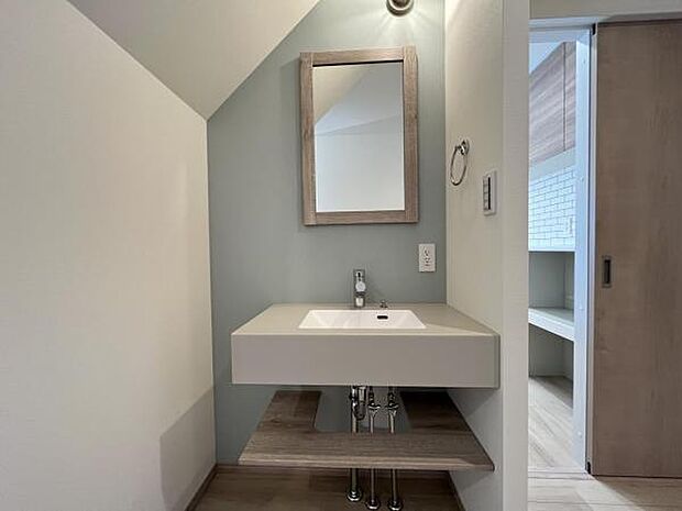 洗面化粧台です。朝の身支度から1日が始まります。