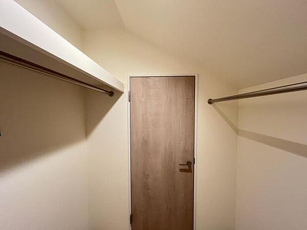 ウォークインクローゼットがあり収納スペースも豊富。季節物もスッキリ片付きそうです。