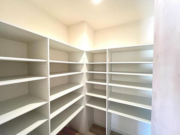 リビングには収納スペースを設置。