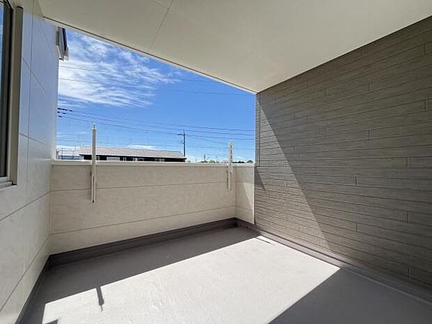 開放感あふれる広々としたバルコニーはお洗濯はもちろん、ガーデニングなども楽しめます。