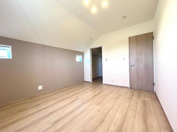 木の温もりが優しいフローリングの収納スペース付き洋室です。