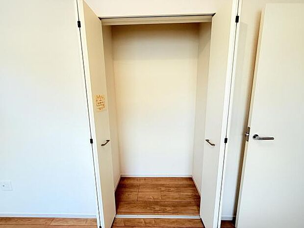 いつでもお部屋をスッキリお使い頂ける収納スペースを設置。