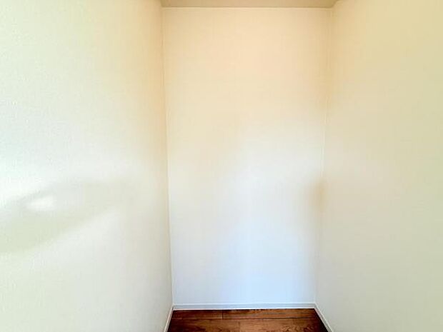 ウォークインクローゼットがあり収納スペースも豊富。季節物もスッキリ片付きそうです。