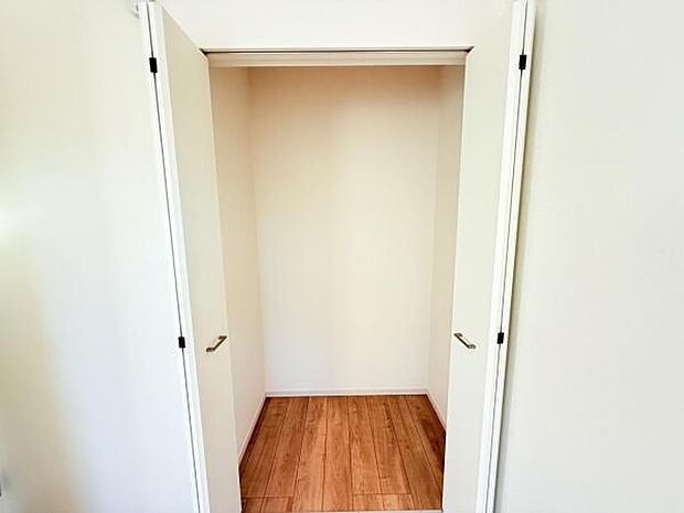 いつでもお部屋をスッキリお使い頂ける収納スペースを設置。