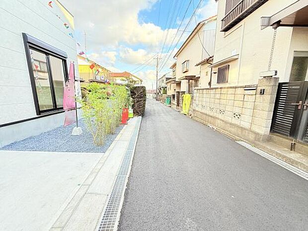 前面道路を含めた現地写真です。