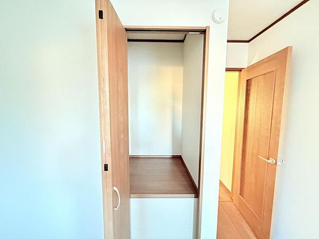 いつでもお部屋をスッキリお使い頂ける収納スペースを設置。