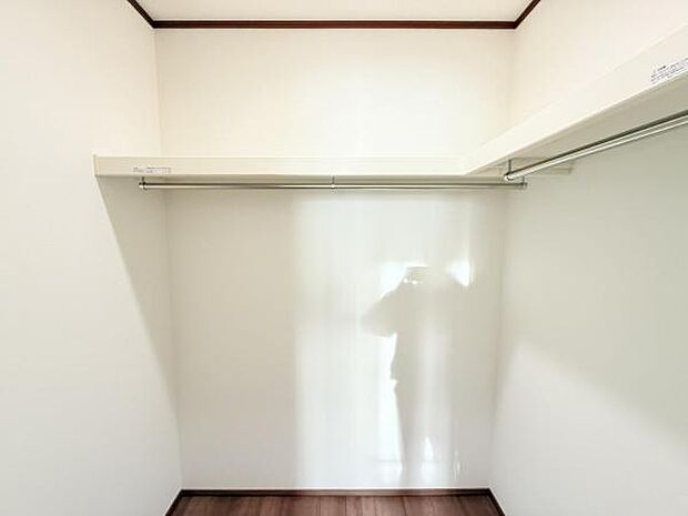 ウォークインクローゼットがあり収納スペースも豊富。季節物もスッキリ片付きそうです。