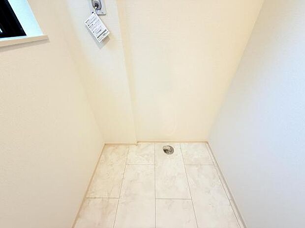 独立洗面台の横にはランドリースペースがございます。