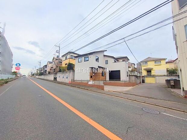 前面道路を含めた現地写真です。