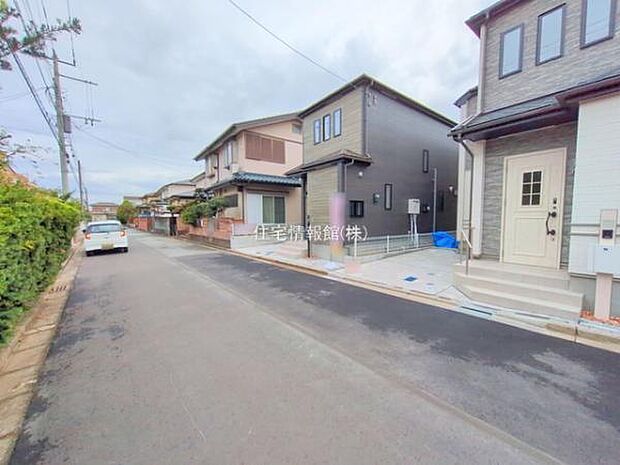 前面道路を含めた現地写真です。