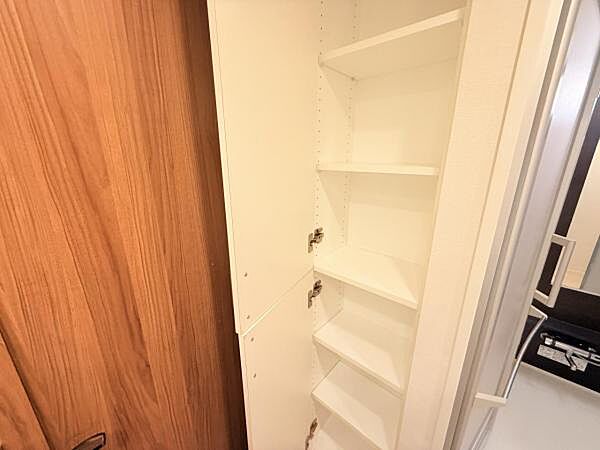 いつでもお部屋をスッキリお使い頂ける収納スペースを設置。