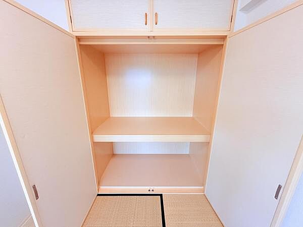 いつでもお部屋をスッキリお使い頂ける収納スペースを設置。