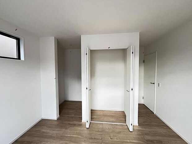 いつでもお部屋をスッキリお使い頂ける収納スペースを設置。