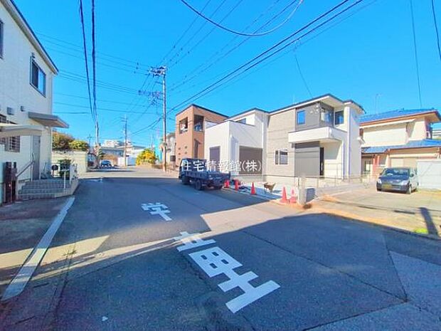 前面道路を含めた現地写真です。