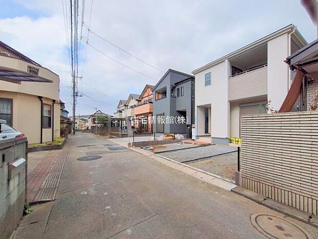 前面道路を含めた現地写真です。