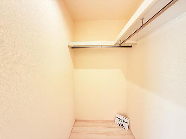ウォークインクローゼットがあり収納スペースも豊富。季節物もスッキリ片付きそうです。