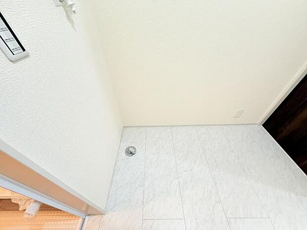 独立洗面台の横にはランドリースペースがございます。