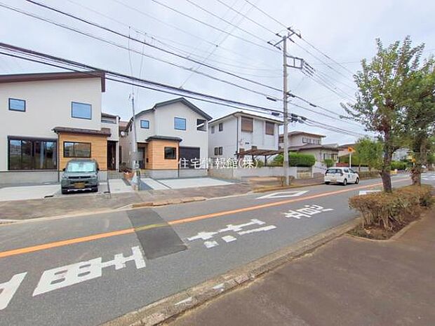 前面道路を含めた現地写真です。