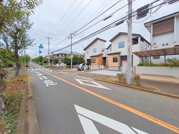 前面道路を含めた現地写真です。