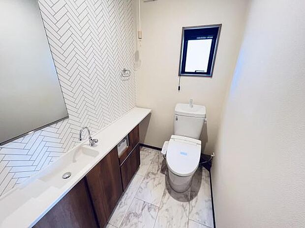 ほっと安らげる手洗い付きトイレ空間です。