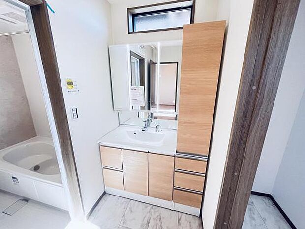 サイド収納付き化粧台。