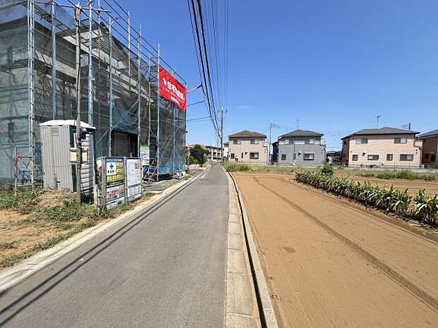 前面道路を含めた現地写真です。