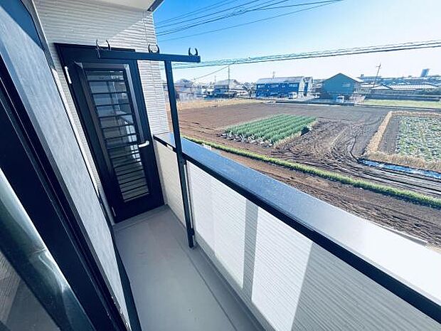 おふとん等を気持ち良く太陽の光で干せるのも嬉しいですね。