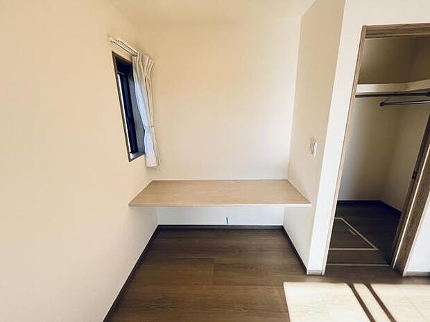 カウンター付き洋室。