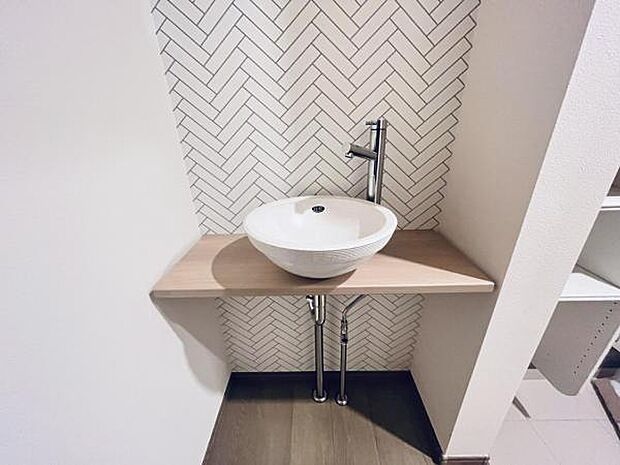 玄関に手洗い場を設けております。