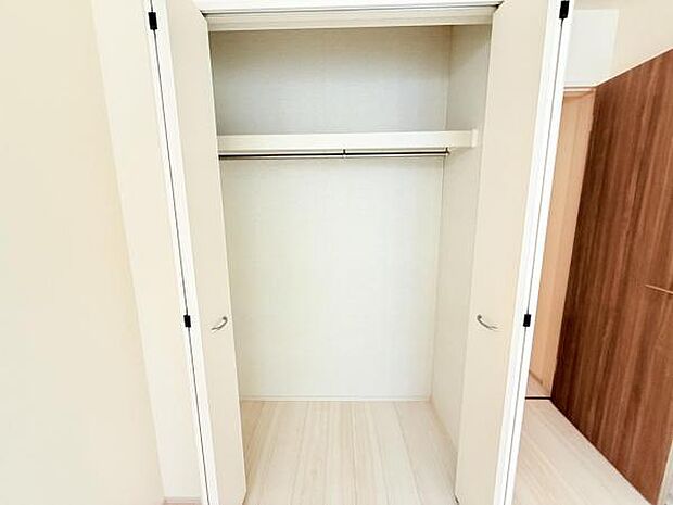 いつでもお部屋をスッキリお使い頂ける収納スペースを設置。