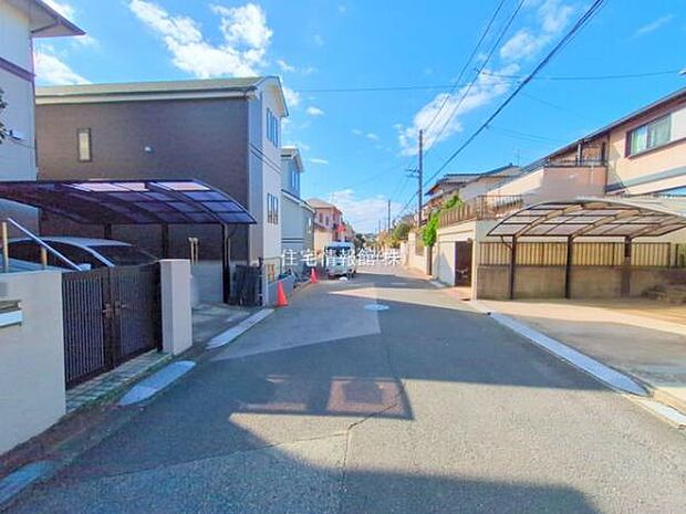 前面道路を含めた現地写真です。