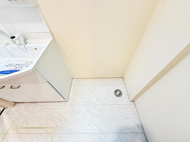 独立洗面台の横にはランドリースペースがございます。
