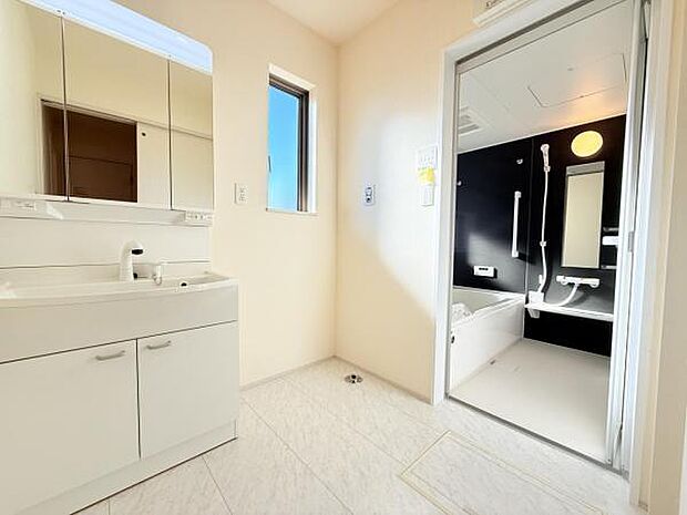 脱衣所は小さなお子様がいるご家庭にも重宝されます。