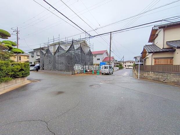 前面道路を含めた現地写真です。