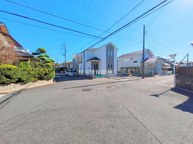 前面道路を含めた現地写真です。